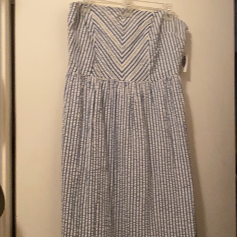 Dress. Seersucker,Side zipper.32 in length.